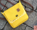 Nähanleitung und Schnittmuster gestaltet als PDF-E-Book für eine Handtasche bzw. Umhängetasche Ulla mit gefächertem Seitenfach. Eine Umhängetasche, kleiner als A4 und somit perfekt für dein nächstes Konzert, Festival oder Party-Abend.