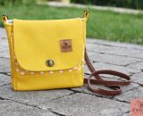 Nähanleitung und Schnittmuster gestaltet als PDF-E-Book für eine Handtasche bzw. Umhängetasche Ulla mit gefächertem Seitenfach. Eine Umhängetasche, kleiner als A4 und somit perfekt für dein nächstes Konzert, Festival oder Party-Abend.
