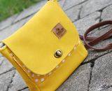 Nähanleitung und Schnittmuster gestaltet als PDF-E-Book für eine Handtasche bzw. Umhängetasche Ulla mit gefächertem Seitenfach. Eine Umhängetasche, kleiner als A4 und somit perfekt für dein nächstes Konzert, Festival oder Party-Abend.