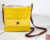Nähanleitung und Schnittmuster gestaltet als PDF-E-Book für eine Handtasche bzw. Umhängetasche Ulla mit gefächertem Seitenfach. Eine Umhängetasche, kleiner als A4 und somit perfekt für dein nächstes Konzert, Festival oder Party-Abend.