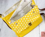 Nähanleitung und Schnittmuster gestaltet als PDF-E-Book für eine Handtasche bzw. Umhängetasche Ulla mit gefächertem Seitenfach. Eine Umhängetasche, kleiner als A4 und somit perfekt für dein nächstes Konzert, Festival oder Party-Abend.