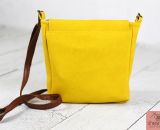 Nähanleitung und Schnittmuster gestaltet als PDF-E-Book für eine Handtasche bzw. Umhängetasche Ulla mit gefächertem Seitenfach. Eine Umhängetasche, kleiner als A4 und somit perfekt für dein nächstes Konzert, Festival oder Party-Abend.