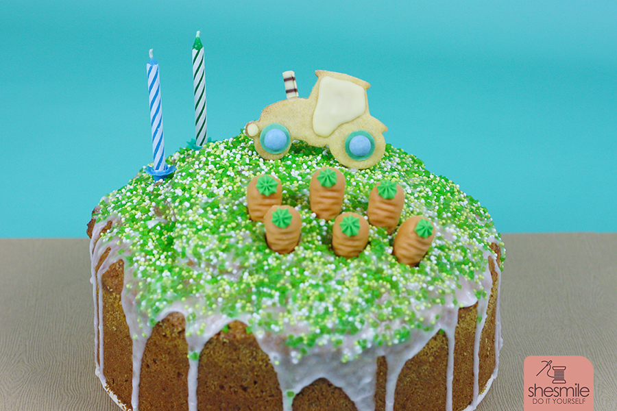 Traktor-Plätzchen und Rüblikuchen zum 2. Geburtstag backen. Eine Backidee mit Lieblingsrezept von shesmile. Plätzchen mit Honig statt mit Zucker. Bauernhof-Kuchen mit Traktor, grünem Acker und Möhren.