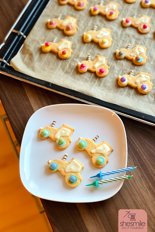Traktor-Plätzchen und Rüblikuchen zum 2. Geburtstag backen. Eine Backidee mit Lieblingsrezept von shesmile. Plätzchen mit Honig statt mit Zucker. Bauernhof-Kuchen mit Traktor, grünem Acker und Möhren.