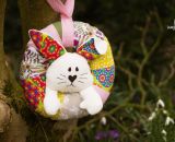 Nähanleitung und Schnittmuster gestaltet als PDF-E-Book für einen bunten Türkranz aus Stoff mit Stoffblumen oder Hasenkopf Lenny. Eine stimmungsvolle Dekoration für Frühling, Sommer, Herbst und Winter.