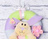 Nähanleitung und Schnittmuster gestaltet als PDF-E-Book für einen bunten Türkranz aus Stoff mit Stoffblumen oder Hasenkopf Lenny. Eine stimmungsvolle Dekoration für Frühling, Sommer, Herbst und Winter.