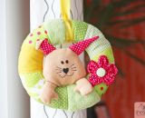 Nähanleitung und Schnittmuster gestaltet als PDF-E-Book für einen bunten Türkranz aus Stoff mit Stoffblumen oder Hasenkopf Lenny. Eine stimmungsvolle Dekoration für Frühling, Sommer, Herbst und Winter.