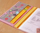 U-Heft und Mutterpass Schutzumschlag aus Stoff nähen? Ganz einfach mit der Nähanleitung und Schnittmuster von shesmile. Praktisch! Mit Fach für Impfpass und Krankenkassen-Karte.