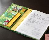 U-Heft und Mutterpass Schutzumschlag aus Stoff nähen? Ganz einfach mit der Nähanleitung und Schnittmuster von shesmile. Praktisch! Mit Fach für Impfpass und Krankenkassen-Karte.