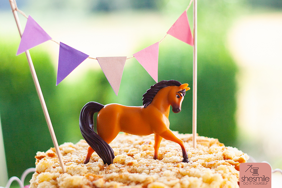 Kostenlose Bastelanleitung und Druckvorlage gestaltet als PDF-E-Book von shesmile für Caketopper-Wimpelketten aus Papier zum Selberdrucken und basteln.