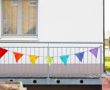 Nähanleitung und Schnittmuster gestaltet als PDF-E-Book von shesmile für eine Wimpelkette in Regenbogenfarben. Zum Aufhängen am Balkon, Treppengeländer, Zaun oder als Kinderzimmer- und Geburtstags-Deko.