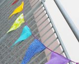 Nähanleitung und Schnittmuster gestaltet als PDF-E-Book von shesmile für eine Wimpelkette in Regenbogenfarben. Zum Aufhängen am Balkon, Treppengeländer, Zaun oder als Kinderzimmer- und Geburtstags-Deko.