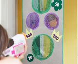 Nähanleitung für alle Größen gestaltet als PDF-E-Book von shesmile für eine Zielscheibe aus Stoff mit Fangnetz KiddiScore. Perfekt für langweilige Regentage genauso wie für den nächsten Kindergeburtstag! Mit Spannstange in die Kinderzimmertür. Fertig