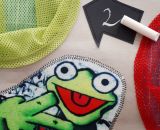 Nähanleitung für alle Größen gestaltet als PDF-E-Book von shesmile für eine Zielscheibe aus Stoff mit Fangnetz KiddiScore. Perfekt für langweilige Regentage genauso wie für den nächsten Kindergeburtstag! Mit Spannstange in die Kinderzimmertür. Fertig