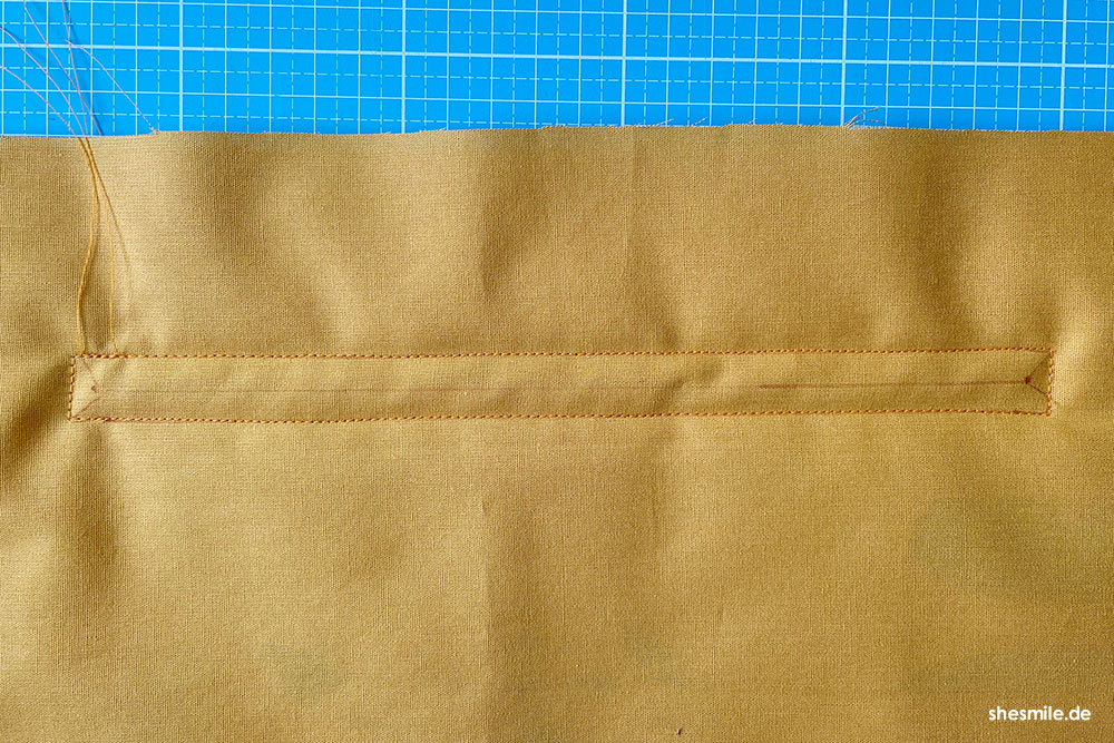 Beide Stofflagen zusammennähen. Nahtlinie ist das Rechteck des Taschenschlitzes.