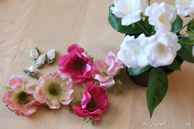 Blumenschmuck aus Stoff selber machen. Kostenlose Bastel- und Nähanleitung von shesmile.