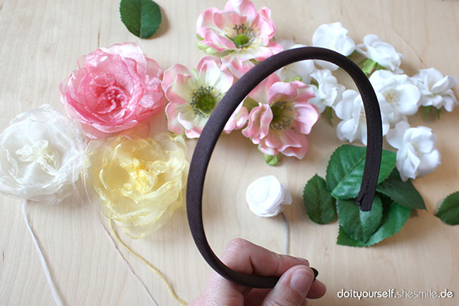 Blumenschmuck aus Stoff selber machen. Kostenlose Bastel- und Nähanleitung von shesmile.