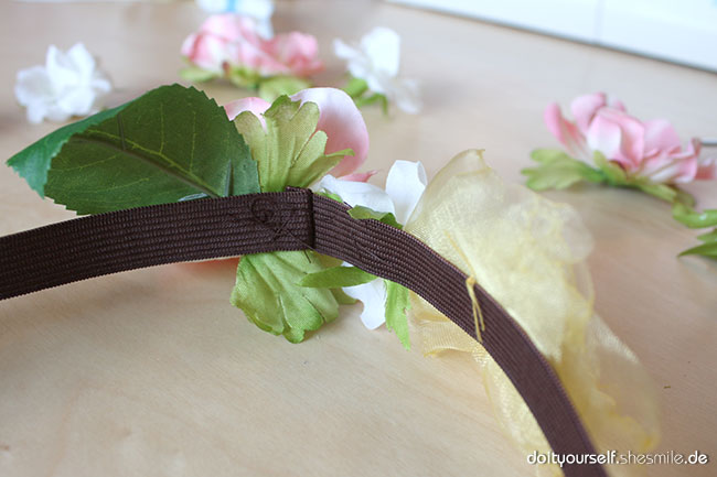 Blumenschmuck aus Stoff selber machen. Kostenlose Bastel- und Nähanleitung von shesmile.