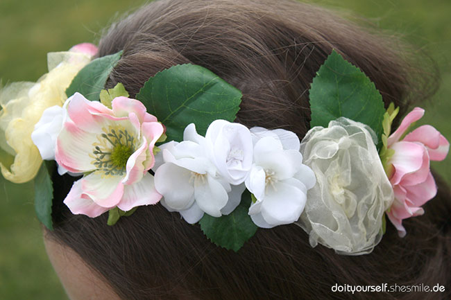 Blumenschmuck aus Stoff selber machen. Kostenlose Bastel- und Nähanleitung von shesmile.