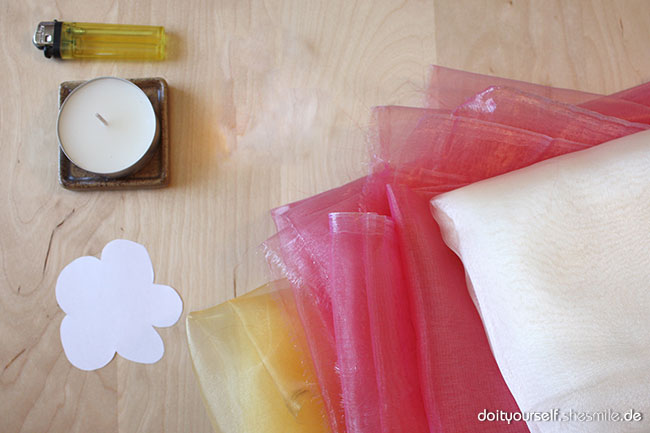 Blumen oder Blüten aus Organza-Stoff selber machen. Kostenlose Bastel- und Nähanleitung von shesmile.