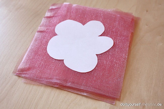 Blumen oder Blüten aus Organza-Stoff selber machen. Kostenlose Bastel- und Nähanleitung von shesmile.