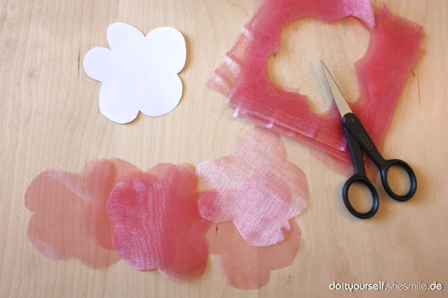 Blumen oder Blüten aus Organza-Stoff selber machen. Kostenlose Bastel- und Nähanleitung von shesmile.