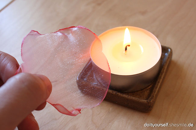 Blumen oder Blüten aus Organza-Stoff selber machen. Kostenlose Bastel- und Nähanleitung von shesmile.