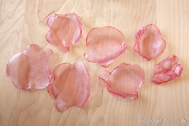 Blumen oder Blüten aus Organza-Stoff selber machen. Kostenlose Bastel- und Nähanleitung von shesmile.
