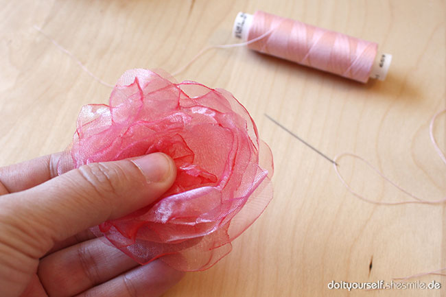 Blumen oder Blüten aus Organza-Stoff selber machen. Kostenlose Bastel- und Nähanleitung von shesmile.