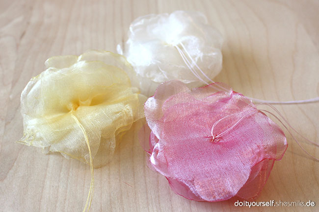 Blumen oder Blüten aus Organza-Stoff selber machen. Kostenlose Bastel- und Nähanleitung von shesmile.