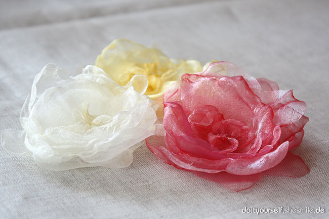Blumen oder Blüten aus Organza-Stoff selber machen. Kostenlose Bastel- und Nähanleitung von shesmile.