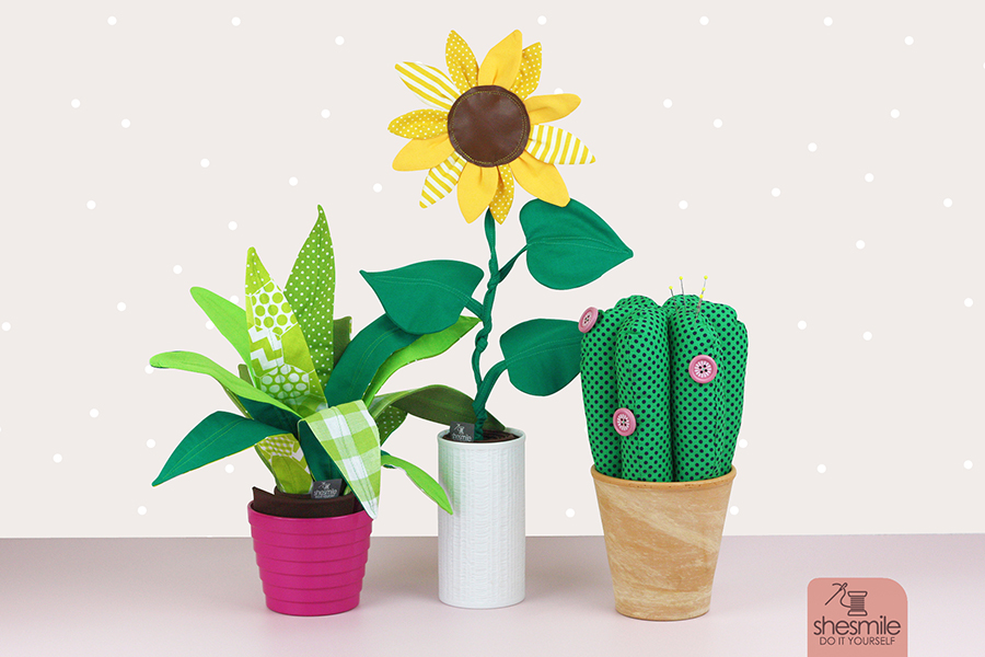 Nähanleitung und Schnittmuster gestaltet als PDF-E-Book von shesmile für FriedaFlower, die Zimmerpflanzen aus Stoff für Allergiker, das Kinderzimmer, Vielreisende, kranke und alte Menschen, schattige Plätzchen oder Pflanzendummies wie mich! Wähle aus Sanseviera, Monstera, Kaktus, Knopfblume, Tulpe oder Sonnenblume.
