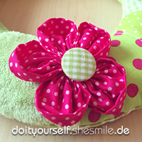 Knopfblume aus buntem Baumwollstoff. Nähanleitung von shesmile.
