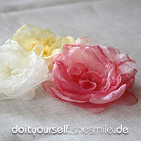 Zarte Blüten aus Organza-Stoff. Nähanleitung von shesmile.
