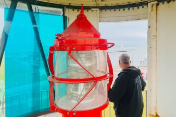 Im Hafen von Juist - Leuchtturm Memmertfeuer und Seezeichen
