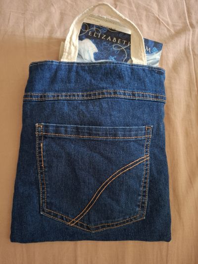 Diese Tasche habe ich für meine Tochter, die eine Lese-Ratte ist, zum Transport ihres aktuellen Buches genäht. Das verwendete Materialien sind die Gesäßtaschen einer alten Jeans.