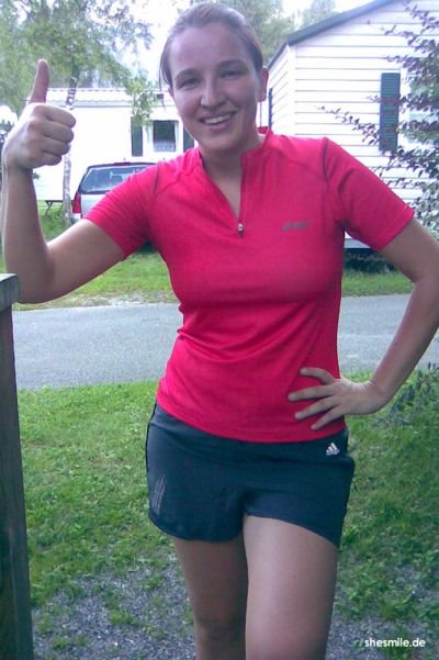 Der Höhepunkt meiner Laufkarriere. 15 km war die längste Distanz die ich bisher joggen konnte. Danach hat das Knie nicht mehr mitgemacht. Damals war ich unheimlich traurig den Traum vom Halbmarathon nie verwirklicht zu haben. Heute bin ich dankbar, dass ich es einmal so weit geschafft habe und bin jetzt mit den 8 km Nordic Walking zufrieden, die meine beste Freundin und ich seit einigen Jahren jeden Sonntag (bei Wind und Wetter) gehen.