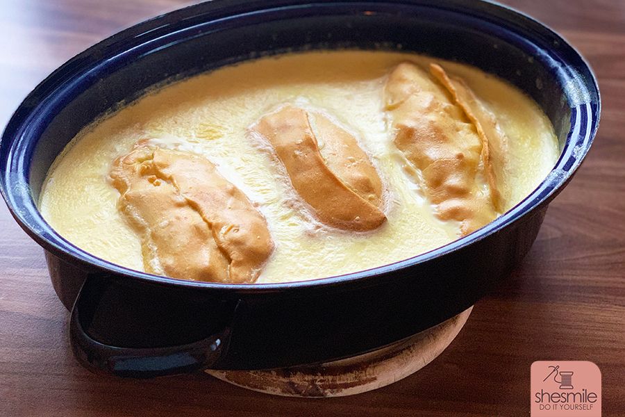 Wir essen Apfelstrudel nicht als Kuchen oder Dessert. Bei uns wird Apfelstrudel als eine Art Auflauf mit viel Vanille-Milch-Soße gegessen. Wie früher bei Oma.