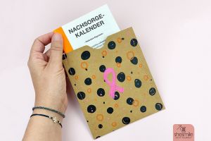 Schnell und einfach mit nur 2 Nähten wird aus einem Stück gemusterter SnapPap eine Schutzhülle für den Krebs-Nachsorgekalender bei Brustkrebs. #pinktober bei shesmile
