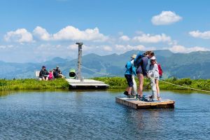 Erlebniswanderung mit Kindern in den Pinzgauer Alpen (Nationalpark Hohe Tauern, Österreich). Resterkogel, Wasserspielplatz, Reifenrutsche und jede Menge Kühe.