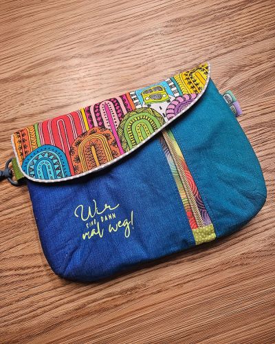Ich nähe so gerne Taschen, aber finde oft keine Verwendung. Als ich diese gesehen habe wusste ich sofort, dass wird meine Dokumente Tasche für Reisen. Gerne würde ich noch weitere Bilder vom Inneren hochladen, aber scheinbar geht nur ein Bild. Schade. Ich finde die Aufteilung einfach genial und liebe diese Tasche. So macht das Reisen doppelt Spaß. Ich wurde sogar mehrfach schon auf meine tolle Tasche angesprochen. Der Stoff passt auch ideal zum Thema Reisen. Ich hoffe, ich konnte auch andere für dieses Schnittmuster begeistern, es lohnt sich!!!