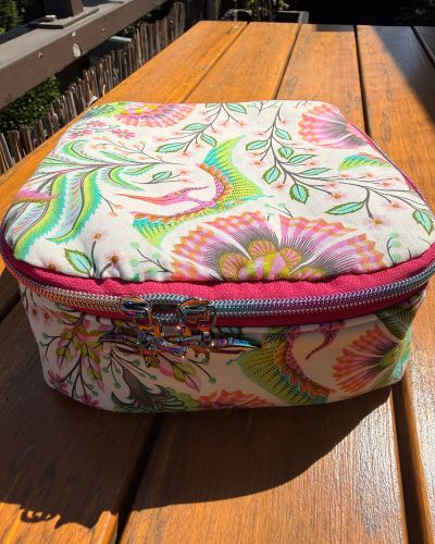 Das ist die Medikamententasche Zipkram von Shesmile. Vernäht habe ich einen älteren Tula Pink Stoff und ich freue mich das ich auch passende Flugsaurier Zipper habe. Ich werde die Tasche nicht für Medis nutzen, eher um vielleicht Nähgarn, Reißverschlüsse oder anderes Zubehör zu transportieren. Das Nähen hat sehr viel Spaß gemacht und die Anleitung war gut verständlich. ❤️