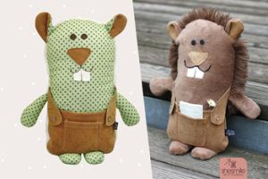 Nähanleitung und Schnittmuster gestaltet als PDF-E-Book von shesmile für einen Kuscheltier und Kummertier KummerKorki mit Latzhose und Platz für Taschentücher, Süßigkeiten oder Sorgenzettel.