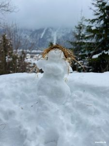 Schneefrau am Wegesrand