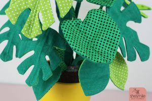 Eine Zimmerpflanze Frieda Flower, Version Monstera nähen. Eine Nähanleitung mit Schnittmuster von shesmile. Pflanzen aus Stoff. Perfekt für Allergiker, das Kinderzimmer, Vielreisende, kranke und alte Menschen, schattige Plätzchen oder einfach nur Pflanzendummies wie mich! Als Geschenk oder für sich selbst. Ein super Nähprojekt für die Stoffrestekiste und lässt sich an jede Blumentopfgröße ganz einfach anpassen. Diese Zimmerpflanzen muss man nicht gießen, umtopfen oder pflegen. Sie wachsen auch nicht über deinen Lieblingsblumentopf hinaus. Die Blätter werden nicht braun und kleine Fliegen in der Erde kannst du hier lange suchen. Klingt perfekt? Finde ich auch!
