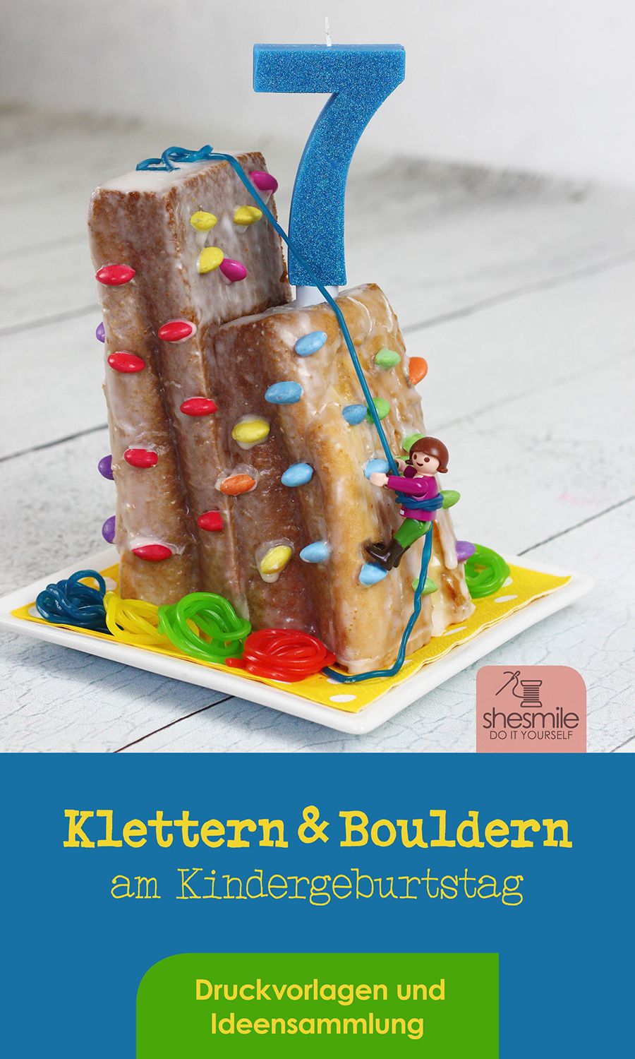 Kletterwand-Kuchen zum Kindergeburtstag mit Smarties, Gummibärchen-Seilen und Playmobil-Figur