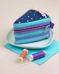 Ein Blaubeer-Streuselkuchen als Geschenkverpackung