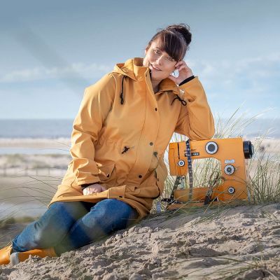 Ich kenne Lisse von den Ebookmachern nun schon einige Jahre und arbeite immer wieder gerne mit ihr zusammen. Lisse ist äußerst organisiert, und die Zusammenarbeit mit ihr macht einfach Spaß und ist äußerst produktiv. Sie behält stets den Überblick über den Stand der Dinge und weiß genau, was noch zu erledigen ist. Ich durfte Lisses eBook-Checkliste vorab testen und bin begeistert. Die Liste ist wirklich durchdacht und führt unzählige Punkte auf, die bei der Erstellung eines eBooks im Kreativbereich bedacht werden müssen. Dazu kommen auch einige Tipps zu verschiedenen Punkten, die einem die Arbeit erleichtern. Die Liste hilft dabei, den Überblick zu behalten und sicherzustellen, dass keine wichtigen Details übersehen oder vergessen werden.