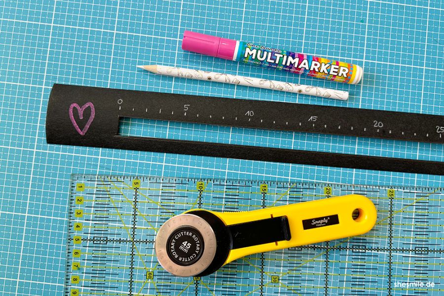 Universal einsetzbar und passend für jedes Taschen-Schnittmuster. Ein Reißverschluss-Taschen-Schlitz-Lineal aus SnapPap basteln. Einfach. Kreativ. shesmile DIY.