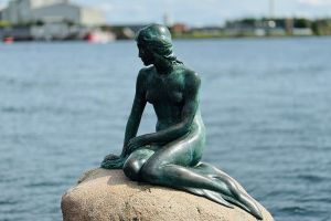 Von Hans Christian Andersen, einer kleinen Meerjungfrau und Nyhavn: Kopenhagen. Ein Sightseeing-Tag in Dänemarks Hauptstadt. shesmile Erlebnisse Reisetagebuch.